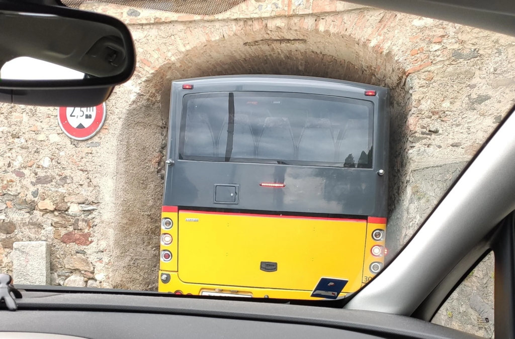 Umiejętności szwajcarskich (szczególnie ticineskich) kierowców Autobusów są imponujące!