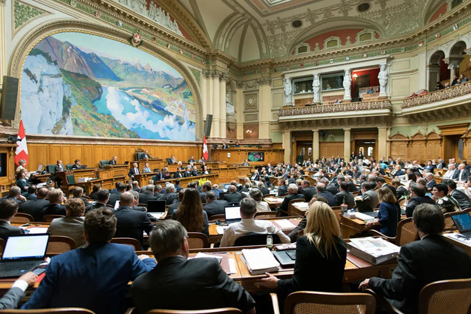 Dlaczego bogaci Szwajcarzy głosują na SVP zamiast FDP? 🤔 Polityka Szwajcarii